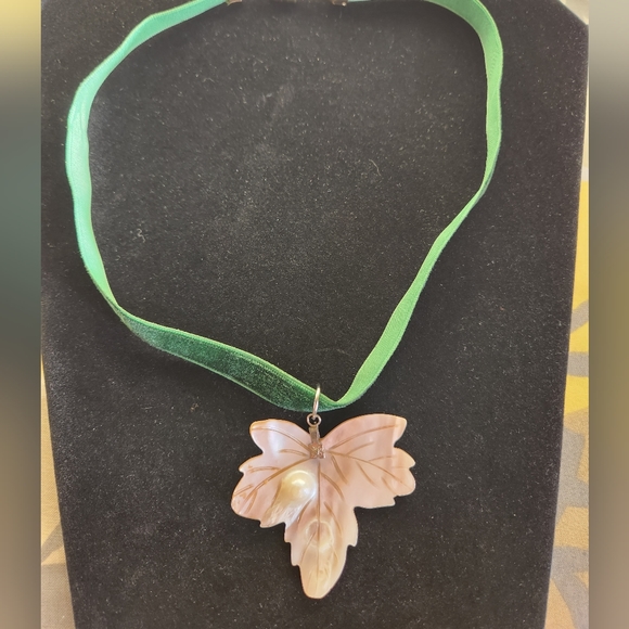 Mother of Pearl Leaf Pendant Velvet Choker - Picture 5 of 8